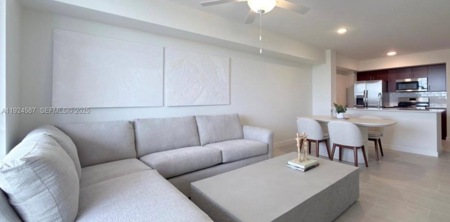 Apartment in Sweetwater, Florida 2 bedrooms, 479.75 sq.m. № 1982942