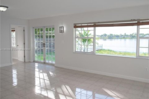 House in Miami, Florida 5 bedrooms, 224.92 sq.m. № 1953268 - photo 22