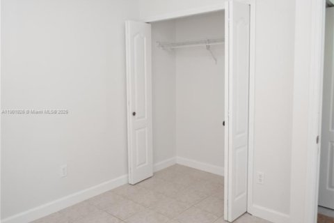 House in Miami, Florida 5 bedrooms, 224.92 sq.m. № 1953268 - photo 30