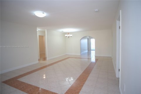 House in Miami, Florida 5 bedrooms, 224.92 sq.m. № 1953268 - photo 6