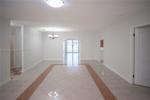 House in Miami, Florida 5 bedrooms, 224.92 sq.m. № 1953268 - photo 7