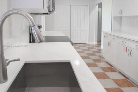 House in Miami, Florida 5 bedrooms, 224.92 sq.m. № 1953268 - photo 10