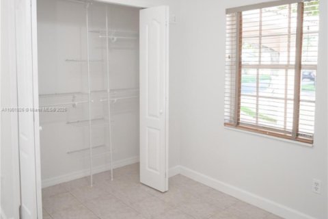 House in Miami, Florida 5 bedrooms, 224.92 sq.m. № 1953268 - photo 25