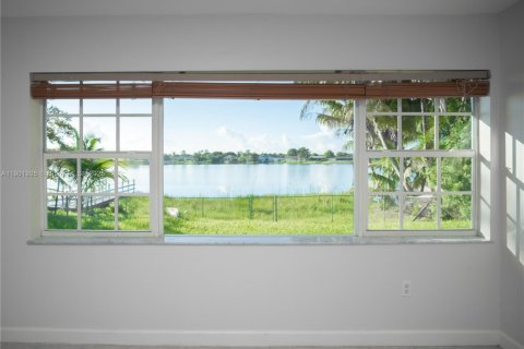 House in Miami, Florida 5 bedrooms, 224.92 sq.m. № 1953268 - photo 23