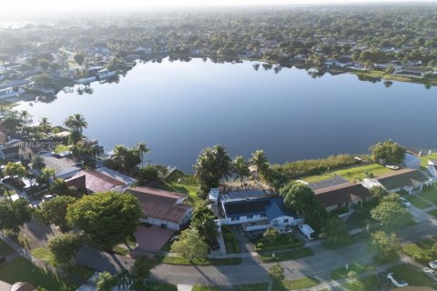 House in Miami, Florida 5 bedrooms, 224.92 sq.m. № 1953268 - photo 4