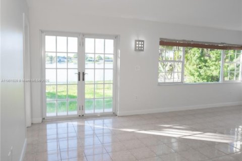 House in Miami, Florida 5 bedrooms, 224.92 sq.m. № 1953268 - photo 21