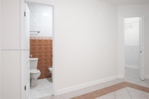 House in Miami, Florida 5 bedrooms, 224.92 sq.m. № 1953268 - photo 18