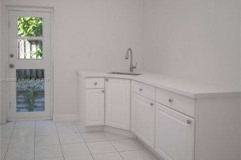 House in Miami, Florida 5 bedrooms, 224.92 sq.m. № 1953268 - photo 8