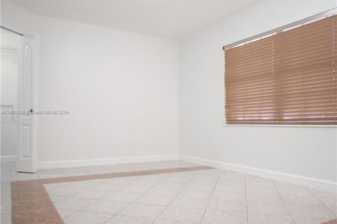 House in Miami, Florida 5 bedrooms, 224.92 sq.m. № 1953268 - photo 14