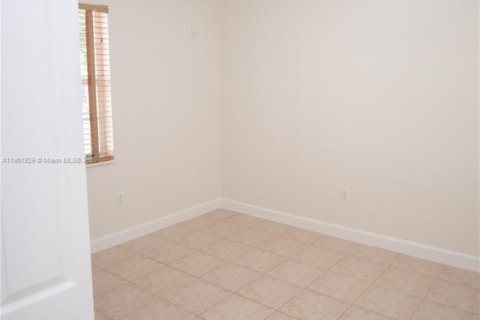 House in Miami, Florida 5 bedrooms, 224.92 sq.m. № 1953268 - photo 24