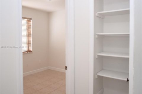 House in Miami, Florida 5 bedrooms, 224.92 sq.m. № 1953268 - photo 29
