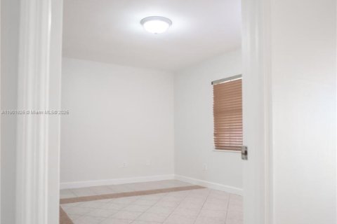 House in Miami, Florida 5 bedrooms, 224.92 sq.m. № 1953268 - photo 13