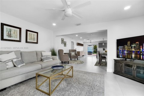 House in Wilton Manors, Florida 3 bedrooms, 163.69 sq.m. № 2040487