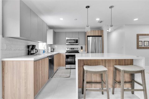 House in Wilton Manors, Florida 3 bedrooms, 163.69 sq.m. № 2040487 - photo 6