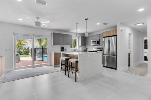 House in Wilton Manors, Florida 3 bedrooms, 163.69 sq.m. № 2040487 - photo 5