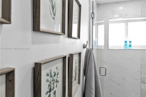 House in Wilton Manors, Florida 3 bedrooms, 163.69 sq.m. № 2040487 - photo 30