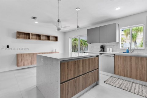 House in Wilton Manors, Florida 3 bedrooms, 163.69 sq.m. № 2040487 - photo 8