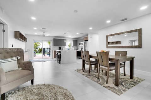 House in Wilton Manors, Florida 3 bedrooms, 163.69 sq.m. № 2040487 - photo 3