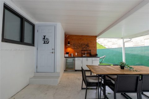 Commercial property in Miami, Florida 181.07 sq.m. № 2026279 - photo 30