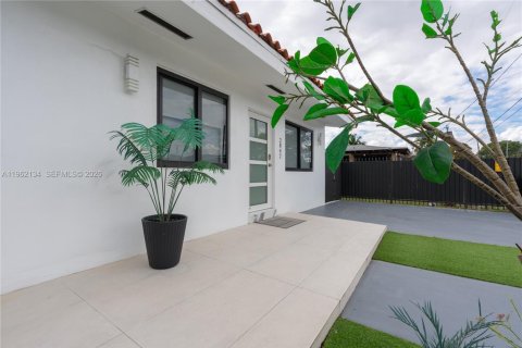 Commercial property in Miami, Florida 181.07 sq.m. № 2026279 - photo 15