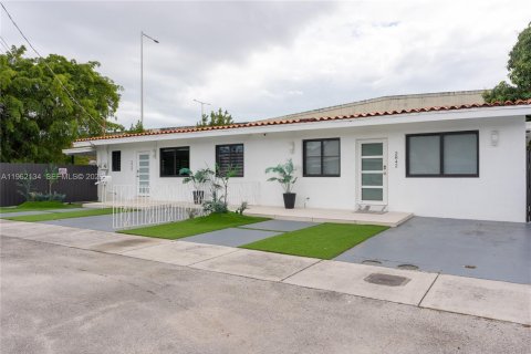 Commercial property in Miami, Florida 181.07 sq.m. № 2026279 - photo 2