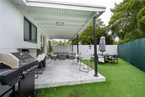 Commercial property in Miami, Florida 181.07 sq.m. № 2026279 - photo 14