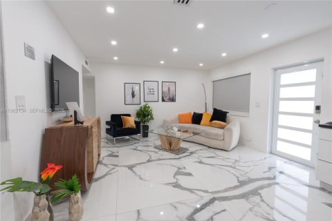 Commercial property in Miami, Florida 181.07 sq.m. № 2026279 - photo 4