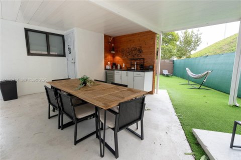 Commercial property in Miami, Florida 181.07 sq.m. № 2026279 - photo 29