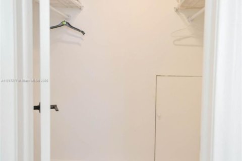 Condo in Hollywood, Florida, 1 bedroom  № 1959318 - photo 12