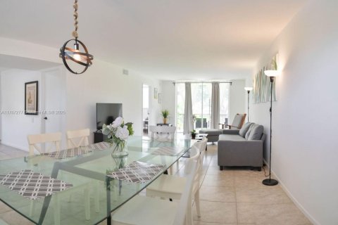 Condo in Hollywood, Florida, 1 bedroom  № 1959318 - photo 2
