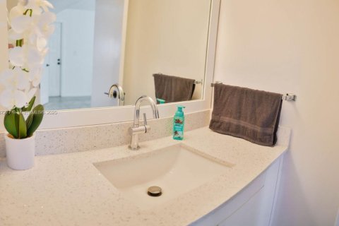 Condo in Hollywood, Florida, 1 bedroom  № 1959318 - photo 16