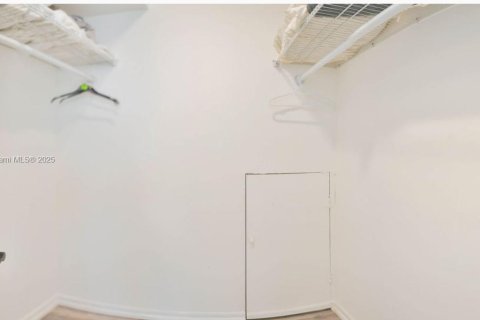 Condo in Hollywood, Florida, 1 bedroom  № 1959318 - photo 11