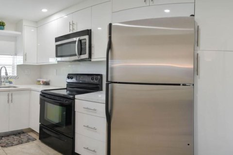 Condo in Hollywood, Florida, 1 bedroom  № 1959318 - photo 5