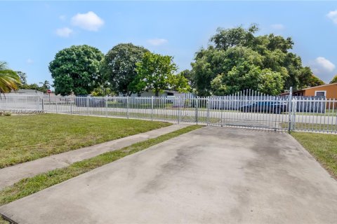 Villa ou maison à vendre à Miami Gardens, Floride: 3 chambres, 85.01 m2 № 2089577 - photo 25