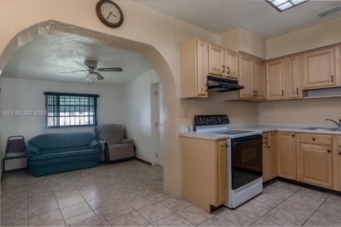 Villa ou maison à vendre à Miami Gardens, Floride: 3 chambres, 85.01 m2 № 2089577 - photo 6