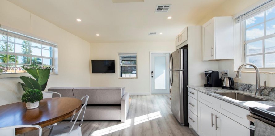 House in Hallandale Beach, Florida 1 bedroom, 48.31 sq.m. № 2053048