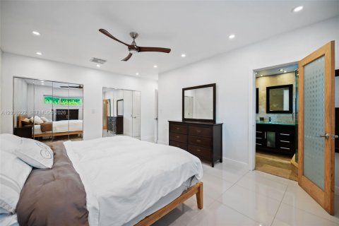 House in North Miami, Florida 3 bedrooms, 307.13 sq.m. № 2088257 - photo 22