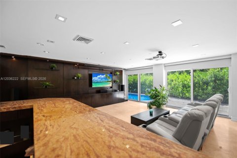 House in North Miami, Florida 3 bedrooms, 307.13 sq.m. № 2088257 - photo 18