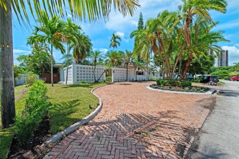 House in North Miami, Florida 3 bedrooms, 307.13 sq.m. № 2088257 - photo 3