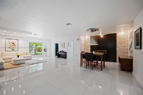 House in North Miami, Florida 3 bedrooms, 307.13 sq.m. № 2088257 - photo 9