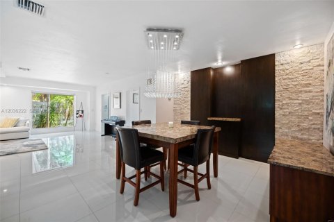 House in North Miami, Florida 3 bedrooms, 307.13 sq.m. № 2088257 - photo 8