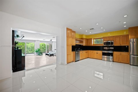 House in North Miami, Florida 3 bedrooms, 307.13 sq.m. № 2088257 - photo 14