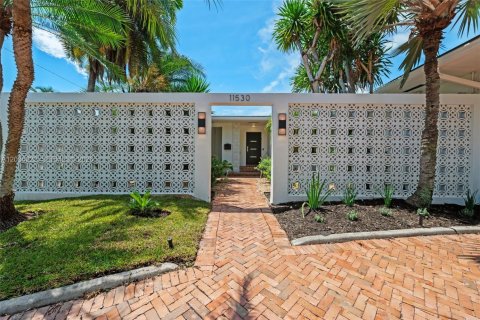 House in North Miami, Florida 3 bedrooms, 307.13 sq.m. № 2088257 - photo 2