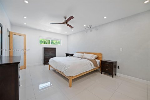 House in North Miami, Florida 3 bedrooms, 307.13 sq.m. № 2088257 - photo 21