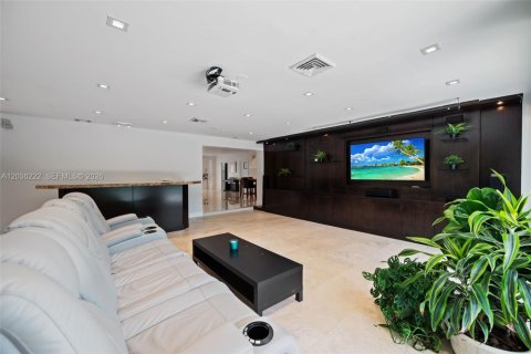 House in North Miami, Florida 3 bedrooms, 307.13 sq.m. № 2088257 - photo 17