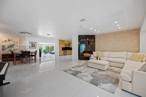 House in North Miami, Florida 3 bedrooms, 307.13 sq.m. № 2088257 - photo 6