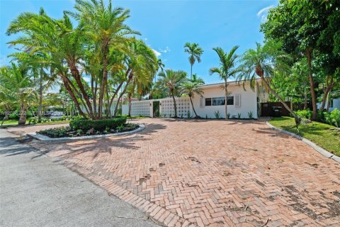 House in North Miami, Florida 3 bedrooms, 307.13 sq.m. № 2088257 - photo 4