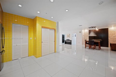 House in North Miami, Florida 3 bedrooms, 307.13 sq.m. № 2088257 - photo 13