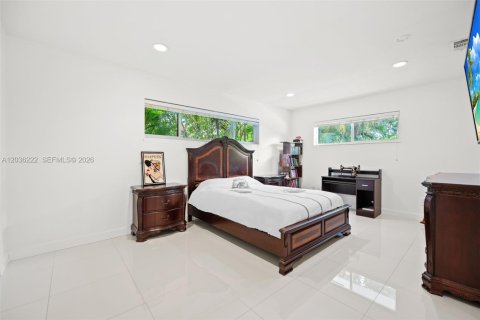 House in North Miami, Florida 3 bedrooms, 307.13 sq.m. № 2088257 - photo 29