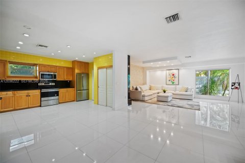 House in North Miami, Florida 3 bedrooms, 307.13 sq.m. № 2088257 - photo 12